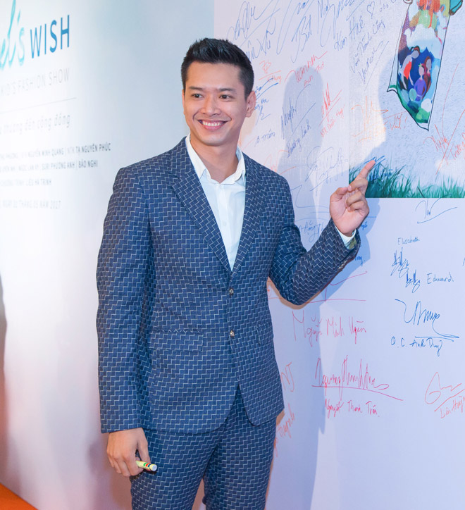 Siêu mẫu Hồ Đức Vĩnh điển trai bên Á hậu Lệ Hằng đi xem thời trang - 1