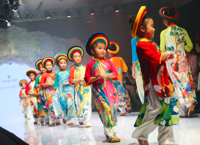 Siêu mẫu Hồ Đức Vĩnh điển trai bên Á hậu Lệ Hằng đi xem thời trang - 7