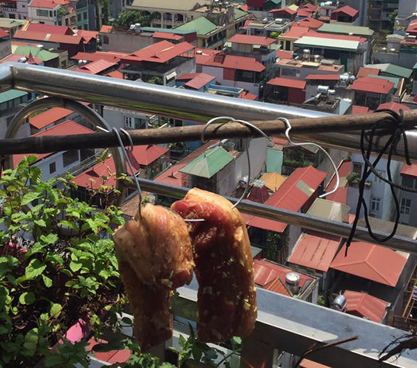Khỏi vắt óc nghĩ món ăn giữa chảo lửa 41 độ, chị em Hà Nội thi nhau mang thịt ba chỉ ra phơi - 6