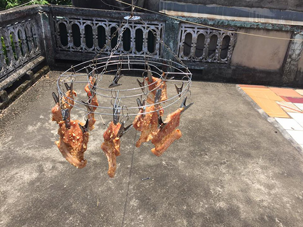 Khỏi vắt óc nghĩ món ăn giữa chảo lửa 41 độ, chị em Hà Nội thi nhau mang thịt ba chỉ ra phơi - 8