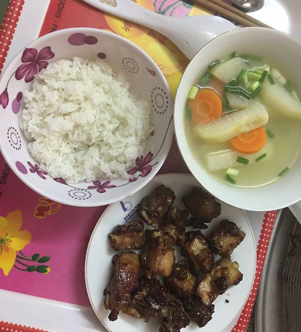 Tự đi chợ, nấu cơm cho vợ sau sinh, anh chồng 8x được chị em khen ngợi hết lời - 8