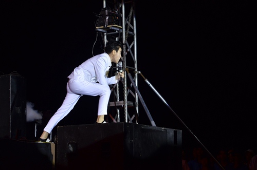 Vũ Cát Tường amp;#34;cháyamp;#34; hết mình cùng hàng nghìn khán giả trẻ đảo Phú Quý - 1