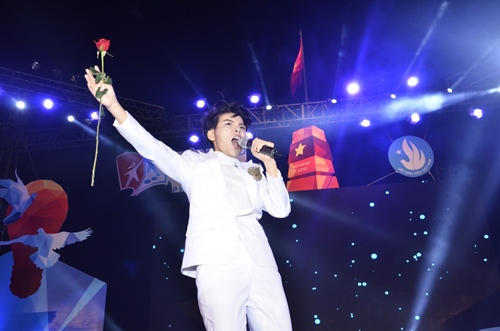 Vũ Cát Tường amp;#34;cháyamp;#34; hết mình cùng hàng nghìn khán giả trẻ đảo Phú Quý - 10