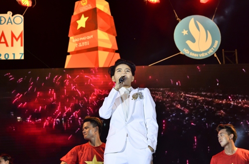 Vũ Cát Tường amp;#34;cháyamp;#34; hết mình cùng hàng nghìn khán giả trẻ đảo Phú Quý - 3