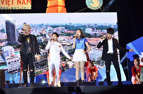 Vũ Cát Tường amp;#34;cháyamp;#34; hết mình cùng hàng nghìn khán giả trẻ đảo Phú Quý - 5