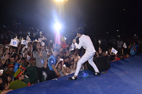 Vũ Cát Tường amp;#34;cháyamp;#34; hết mình cùng hàng nghìn khán giả trẻ đảo Phú Quý - 7