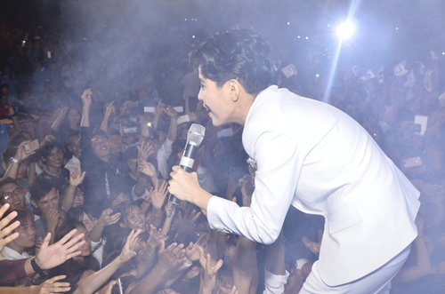 Vũ Cát Tường amp;#34;cháyamp;#34; hết mình cùng hàng nghìn khán giả trẻ đảo Phú Quý - 8