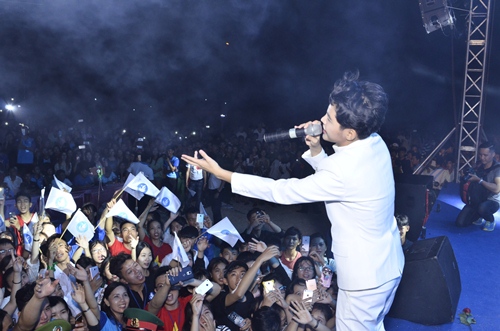 Vũ Cát Tường amp;#34;cháyamp;#34; hết mình cùng hàng nghìn khán giả trẻ đảo Phú Quý - 9