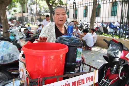 Sự tử tế hiếm hoi xua tan cái nắng như thiêu như đốt giữa amp;#34;chảo lửa Hà Nộiamp;#34; - 1