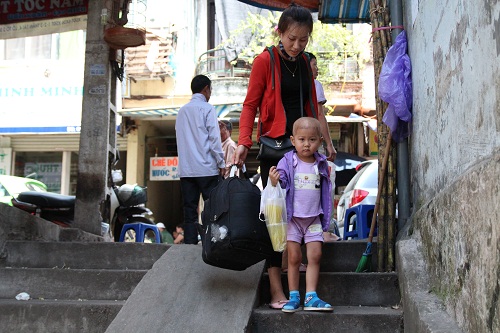 Thương tâm những bệnh nhi vật lộn với nắng nóng hơn 40 độ ở xóm trọ nghèo - 14