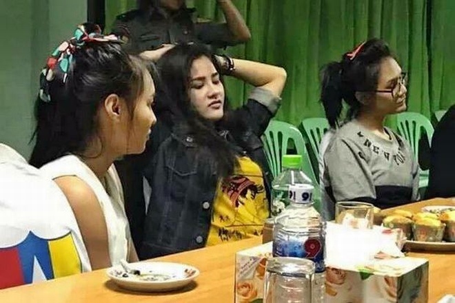 3 cô gái giết người man rợ rồi trang điểm thật đẹp, mỉm cười xuất hiện trước tòa - 5