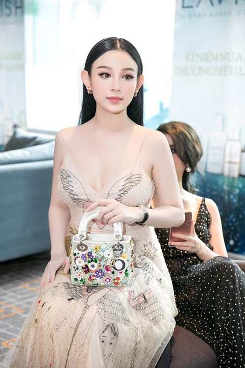 Bầu 6 tháng lần 2, Huyền Baby vẫn xinh đẹp lấn át dàn gái chưa chồng - 4