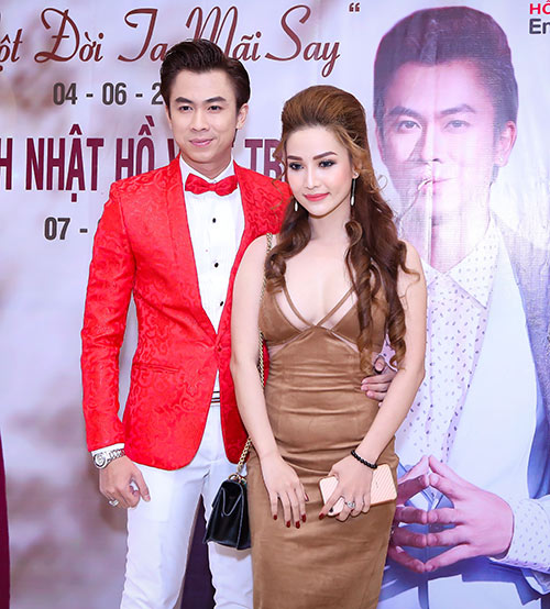 Hồ Việt Trung lần đầu khoe bạn gái hot girl trong tiệc tri ân hoành tráng từ 2h chiều đến 9h tối - 1