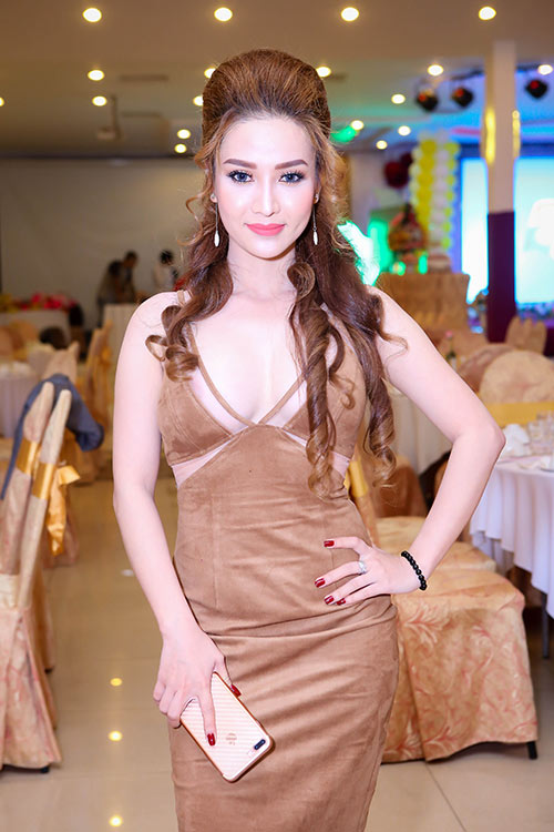 Hồ Việt Trung lần đầu khoe bạn gái hot girl trong tiệc tri ân hoành tráng từ 2h chiều đến 9h tối - 3
