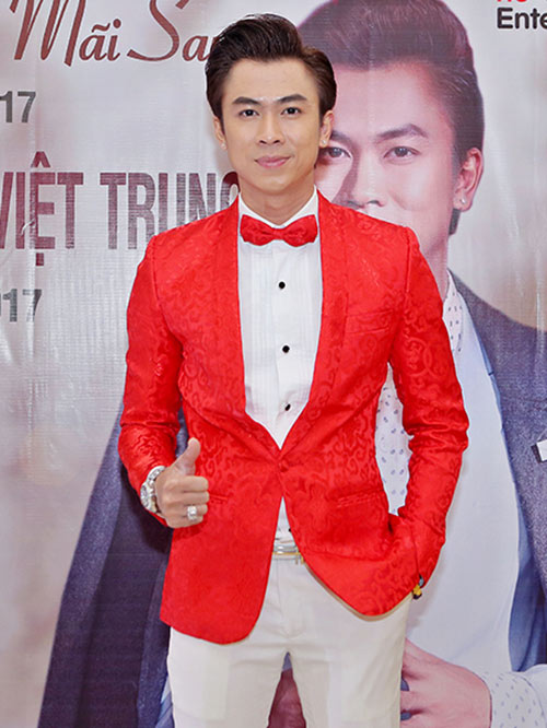 Hồ Việt Trung lần đầu khoe bạn gái hot girl trong tiệc tri ân hoành tráng từ 2h chiều đến 9h tối - 10