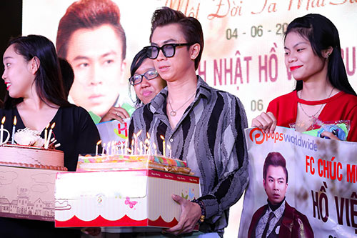 Hồ Việt Trung lần đầu khoe bạn gái hot girl trong tiệc tri ân hoành tráng từ 2h chiều đến 9h tối - 5