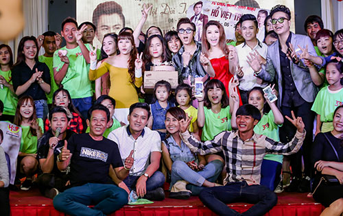 Hồ Việt Trung lần đầu khoe bạn gái hot girl trong tiệc tri ân hoành tráng từ 2h chiều đến 9h tối - 6