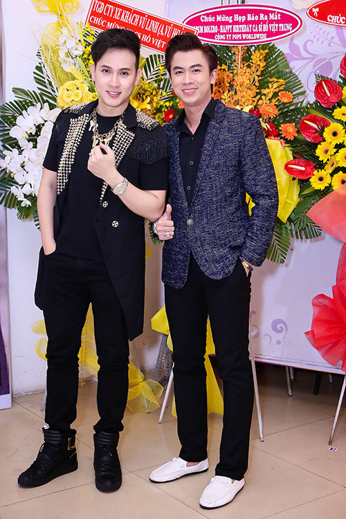 Hồ Việt Trung lần đầu khoe bạn gái hot girl trong tiệc tri ân hoành tráng từ 2h chiều đến 9h tối - 12