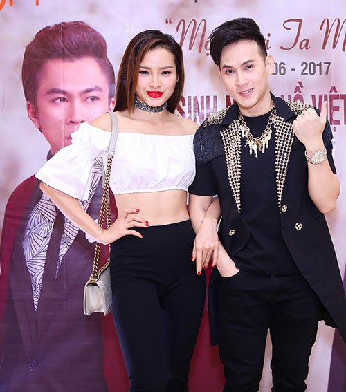 Hồ Việt Trung lần đầu khoe bạn gái hot girl trong tiệc tri ân hoành tráng từ 2h chiều đến 9h tối - 13