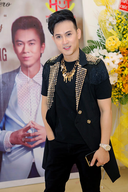 Hồ Việt Trung lần đầu khoe bạn gái hot girl trong tiệc tri ân hoành tráng từ 2h chiều đến 9h tối - 14