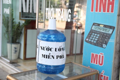 Sự tử tế hiếm hoi xua tan cái nắng như thiêu như đốt giữa amp;#34;chảo lửa Hà Nộiamp;#34; - 11
