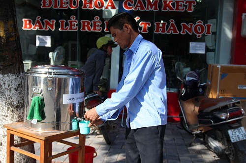 Sự tử tế hiếm hoi xua tan cái nắng như thiêu như đốt giữa amp;#34;chảo lửa Hà Nộiamp;#34; - 9