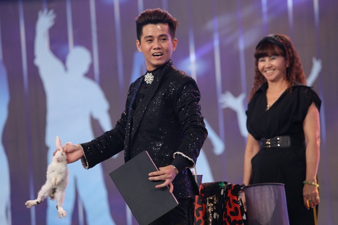 Người bí ẩn 2017: Trấn Thành, Cát Phượng tặng tiền nghệ sĩ nuốt kiếm, đút rắn vào lỗ mũi - 11