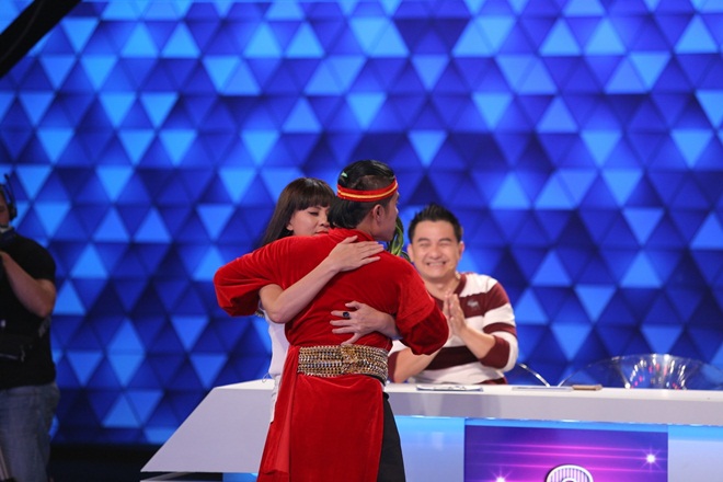 Người bí ẩn 2017: Trấn Thành, Cát Phượng tặng tiền nghệ sĩ nuốt kiếm, đút rắn vào lỗ mũi - 10