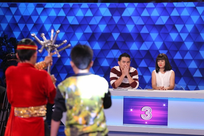 Người bí ẩn 2017: Trấn Thành, Cát Phượng tặng tiền nghệ sĩ nuốt kiếm, đút rắn vào lỗ mũi - 7