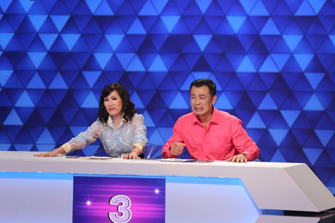 Người bí ẩn 2017: Trấn Thành, Cát Phượng tặng tiền nghệ sĩ nuốt kiếm, đút rắn vào lỗ mũi - 8