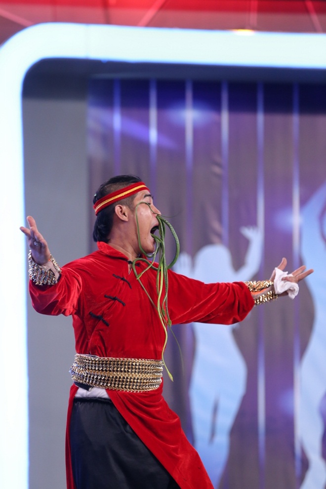 Người bí ẩn 2017: Trấn Thành, Cát Phượng tặng tiền nghệ sĩ nuốt kiếm, đút rắn vào lỗ mũi - 3
