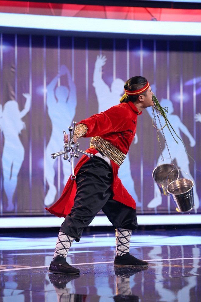 Người bí ẩn 2017: Trấn Thành, Cát Phượng tặng tiền nghệ sĩ nuốt kiếm, đút rắn vào lỗ mũi - 4