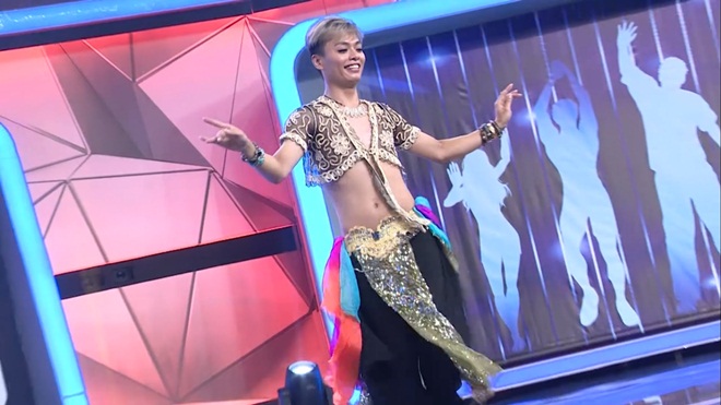 Người bí ẩn 2017: Trấn Thành, Cát Phượng tặng tiền nghệ sĩ nuốt kiếm, đút rắn vào lỗ mũi - 15