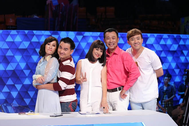 Người bí ẩn 2017: Trấn Thành, Cát Phượng tặng tiền nghệ sĩ nuốt kiếm, đút rắn vào lỗ mũi - 16