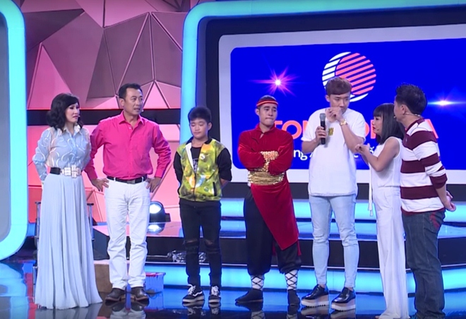 Người bí ẩn 2017: Trấn Thành, Cát Phượng tặng tiền nghệ sĩ nuốt kiếm, đút rắn vào lỗ mũi - 9