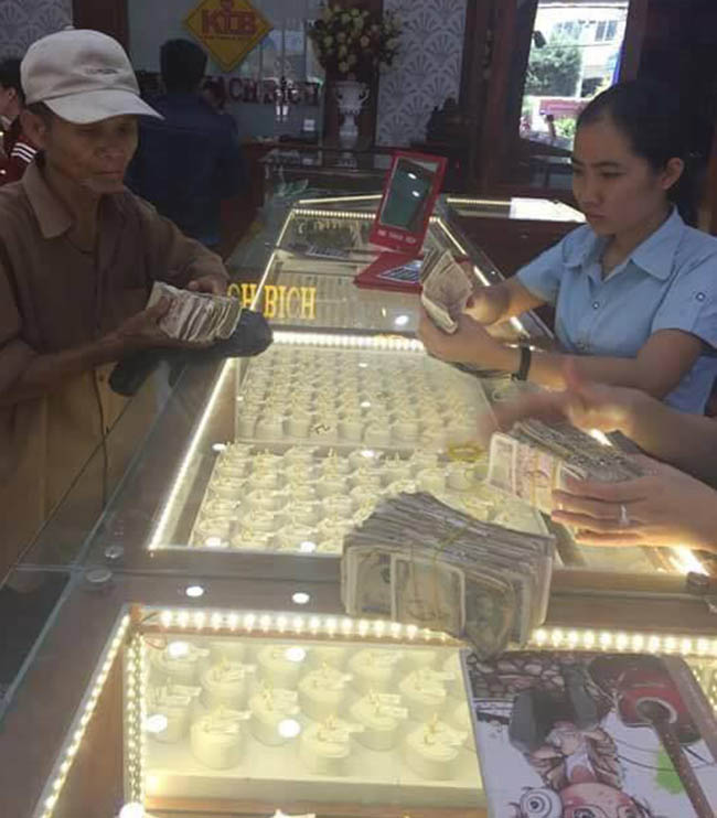 Ứa nước mắt cảnh cha già cầm nắm tiền lẻ đi mua vàng làm của hồi môn cho con gái - 1