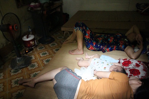 Thương tâm những bệnh nhi vật lộn với nắng nóng hơn 40 độ ở xóm trọ nghèo - 6