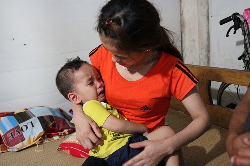 Thương tâm những bệnh nhi vật lộn với nắng nóng hơn 40 độ ở xóm trọ nghèo - 2