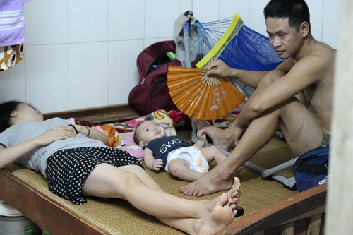 Thương tâm những bệnh nhi vật lộn với nắng nóng hơn 40 độ ở xóm trọ nghèo - 11