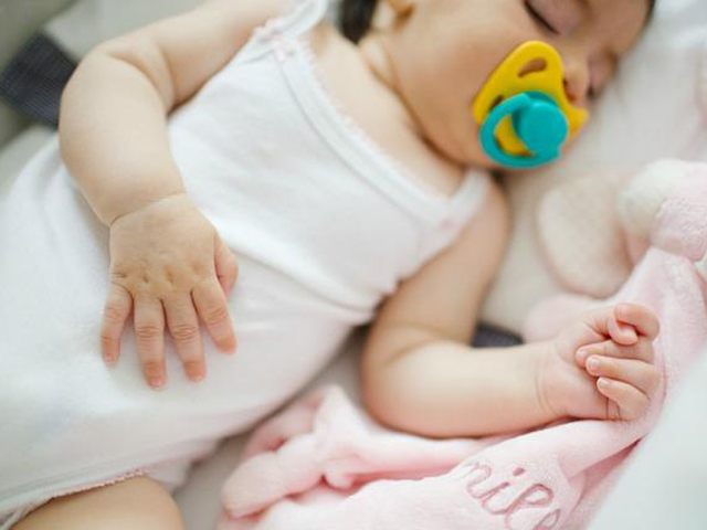 Bác sĩ chỉ cách xử lý đúng những triệu chứng thường gặp sau tiêm chủng cho bé