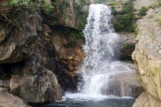 Thác Đầu Nhuần

Là một trong những thác nước hùng vỹ chảy từ phía nam đỉnh núi Fansipang về đầu nguồn dòng suối lớn ở xã Phú Nhuận, huyện Bảo Thắng.
