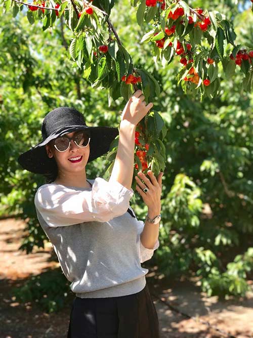 Đáng yêu  hết cỡ khi thấy con gái Hà Kiều Anh ăn cherry phùng má trợn mắt, no căng cả bụng - 1