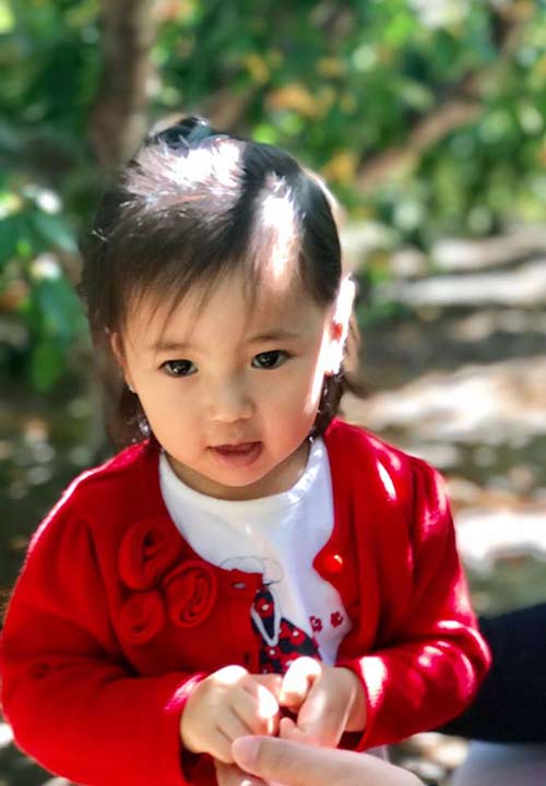 Đáng yêu  hết cỡ khi thấy con gái Hà Kiều Anh ăn cherry phùng má trợn mắt, no căng cả bụng - 4