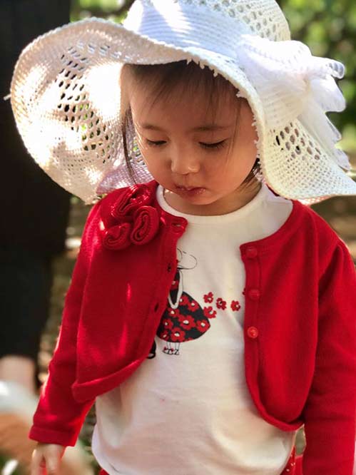 Đáng yêu  hết cỡ khi thấy con gái Hà Kiều Anh ăn cherry phùng má trợn mắt, no căng cả bụng - 6