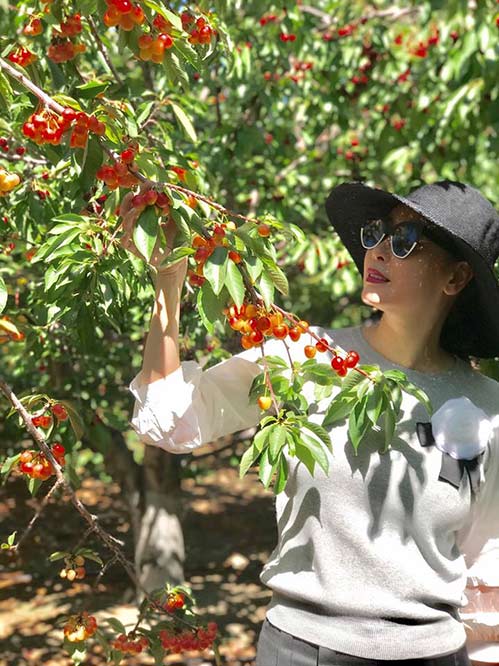 Đáng yêu  hết cỡ khi thấy con gái Hà Kiều Anh ăn cherry phùng má trợn mắt, no căng cả bụng - 2