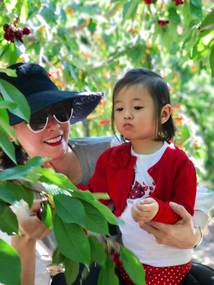 Đáng yêu  hết cỡ khi thấy con gái Hà Kiều Anh ăn cherry phùng má trợn mắt, no căng cả bụng - 9
