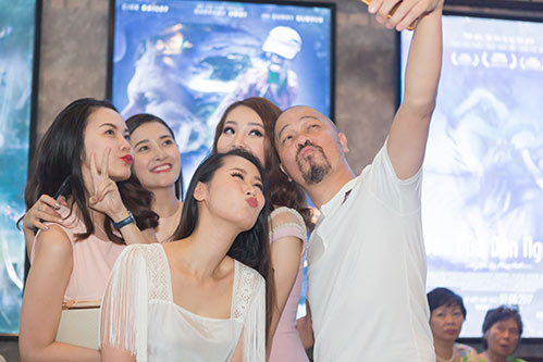 Đức Hùng tươi tắn đến chúc mừng Hồng Ánh ra mắt phim amp;#34;Đảo của dân ngụ cưamp;#34; - 10