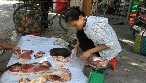 Hà Nam: Bán thịt lợn giá rẻ, hai người phụ nữ bị đuổi mắng và doạ đánh - 1