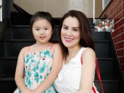 Làng sao - Thích thú với vẻ đáng yêu, tinh nghịch của 2 con gái sinh đôi nhà Á hậu Phương Lê