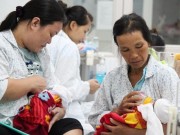 Tin tức - Người mẹ khóc suốt nửa tháng trời chỉ mong gặp hai con gái sinh non ở tháng thứ 6